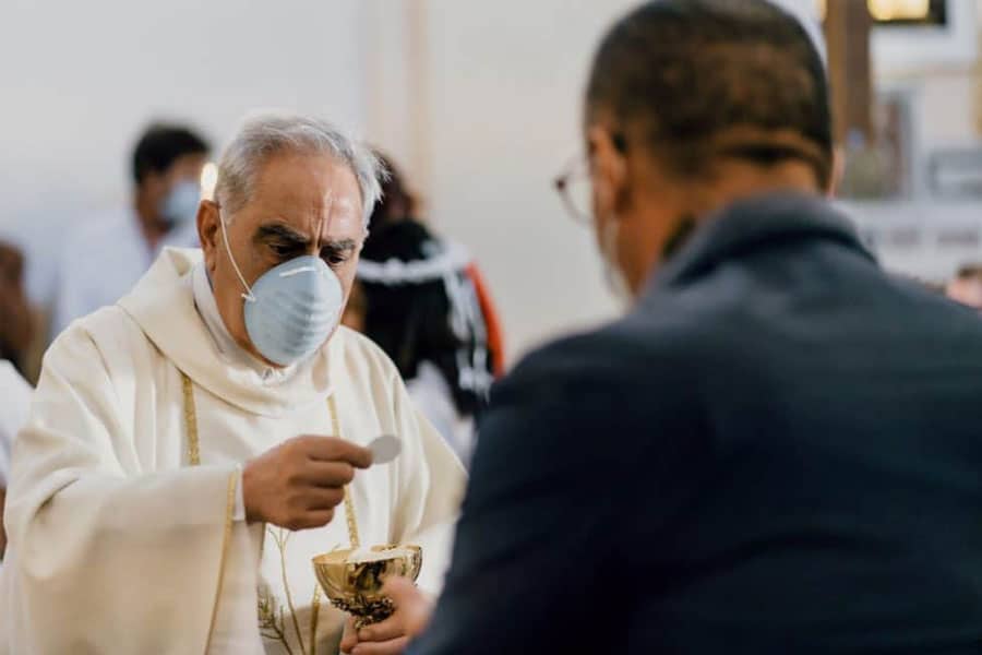 priest_during_communion