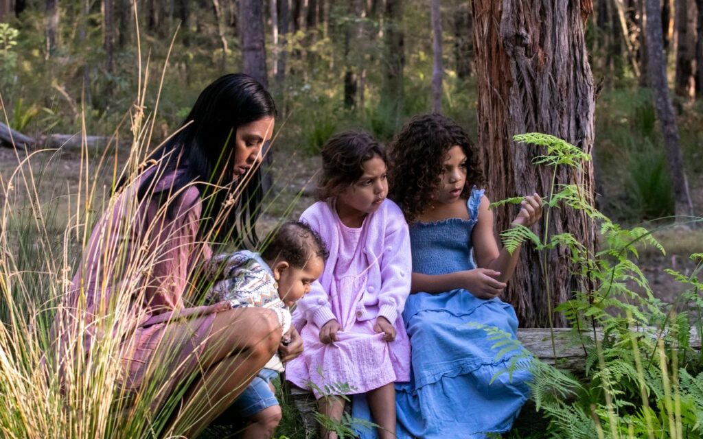 aboriginal australian woman with
<p>kids